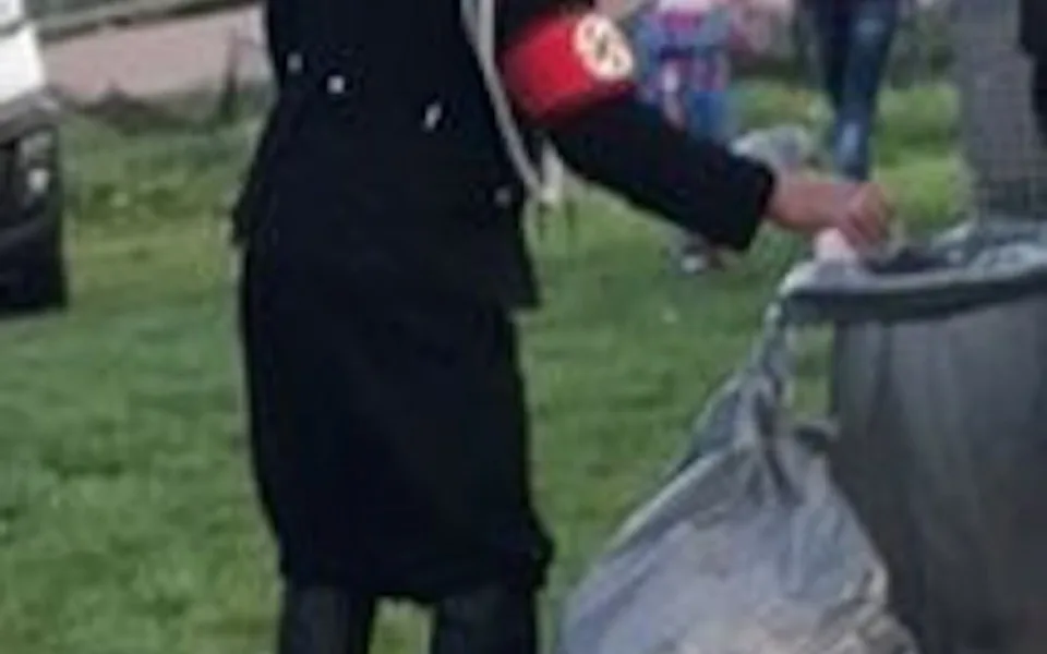 Muž v nacistické uniformě.