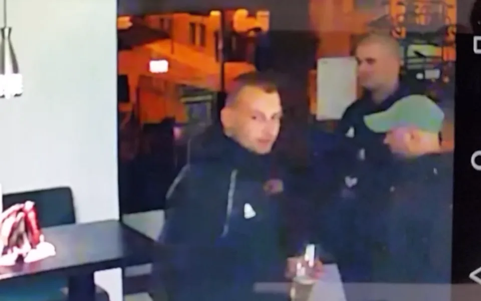 Bezpečnostní kamera celé napadení zachytila.