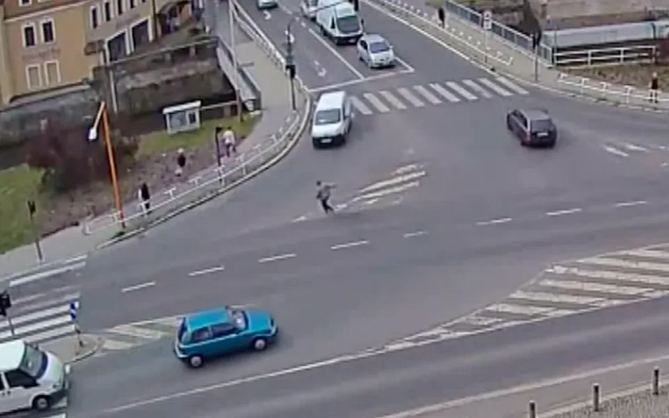 Muž si ustlal uprostřed křižovatky