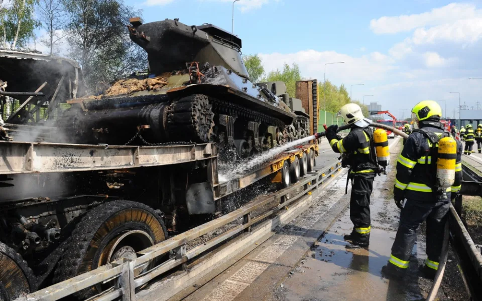 Poškozené tanky po nehodě.