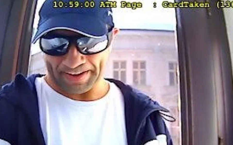 Policie pátrá po tomto muži, který z cizí karty vybral dvacet tisíc.