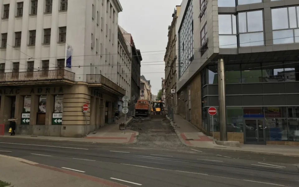 Uzavírka ulice Boženy Němcové.