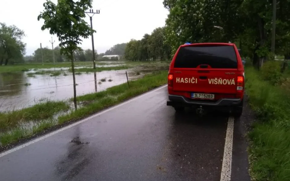 Od ranních hodin hladina Smědé postupně klesá.