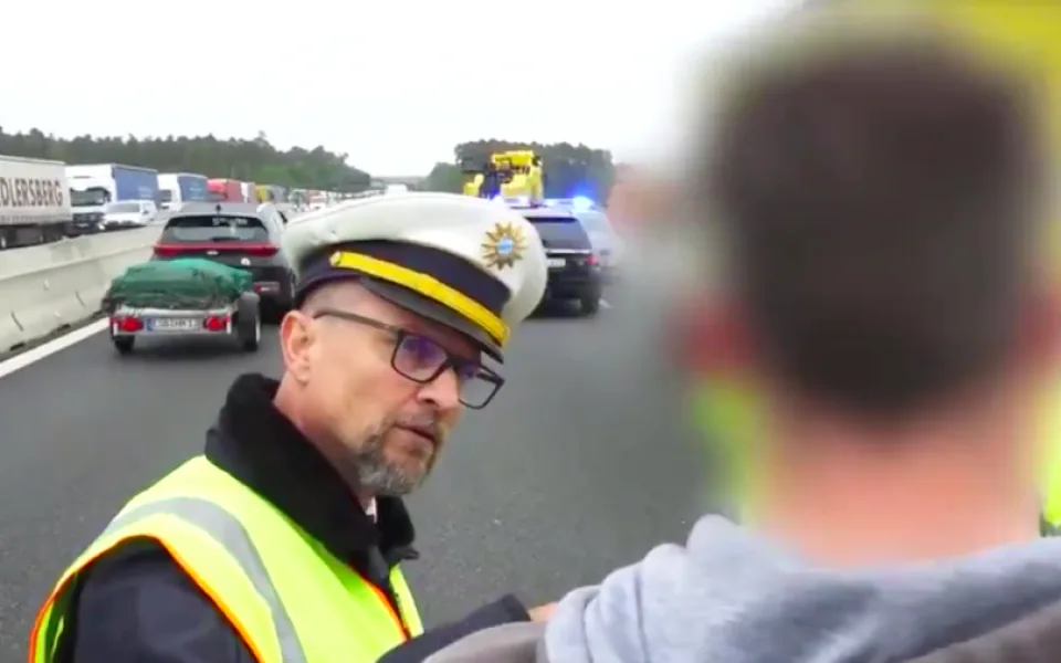 Chcete vidět mrtvé lidi? Vyfotit si je? Německý policista vyškolil českého řidiče