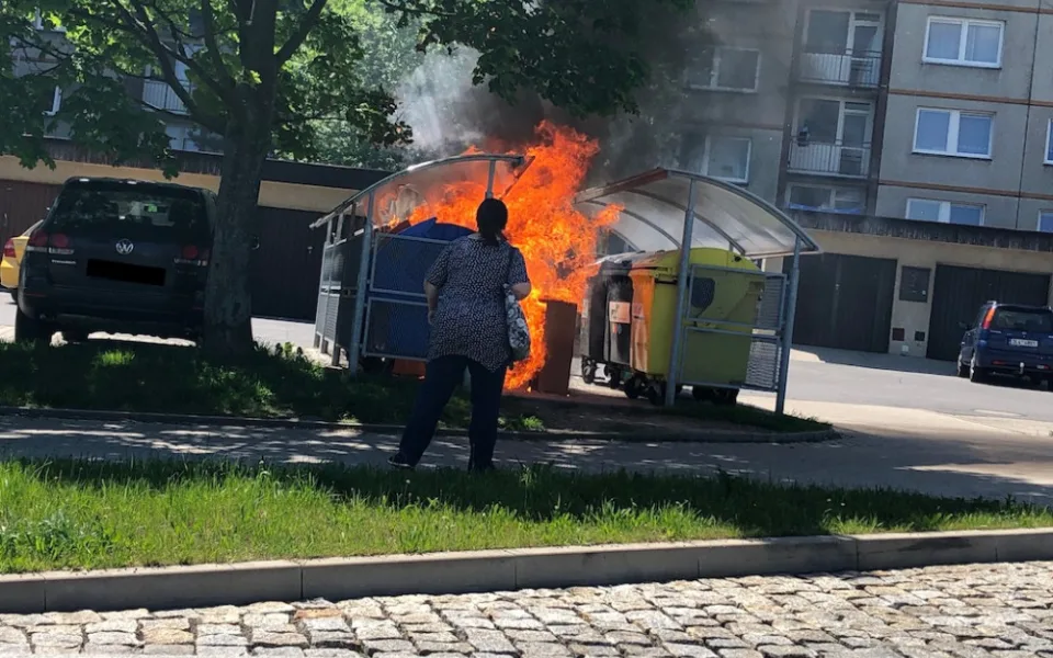 Hořící kontejnery na Dobiášovce.