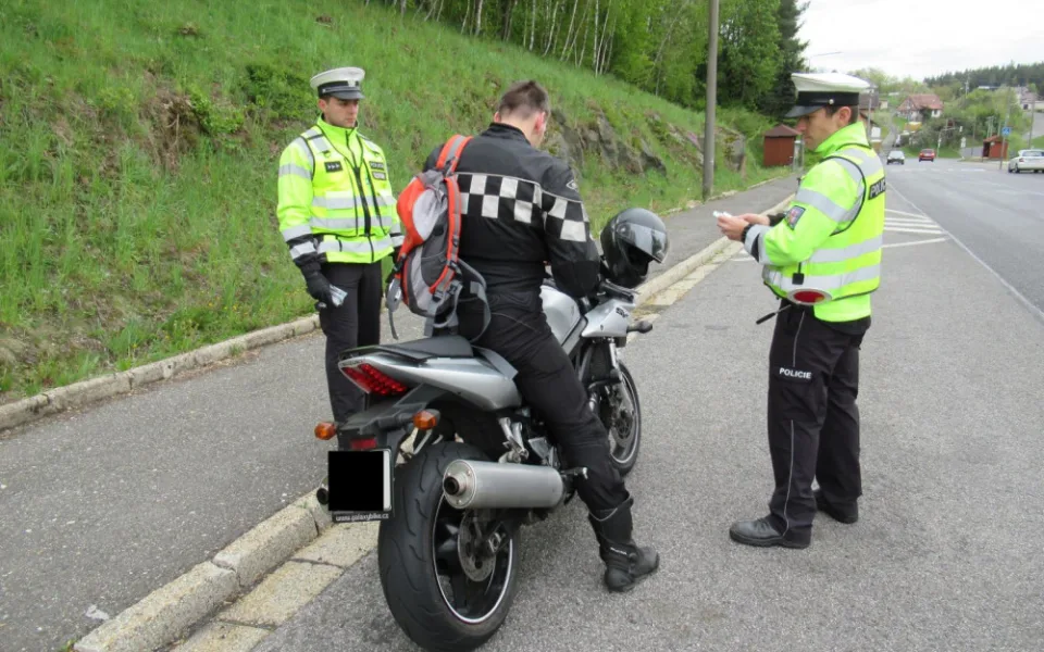 Policisté kontrolovali motorkáře.
