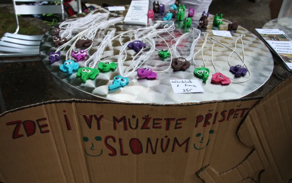 Originální výrobky na podporu slonů.