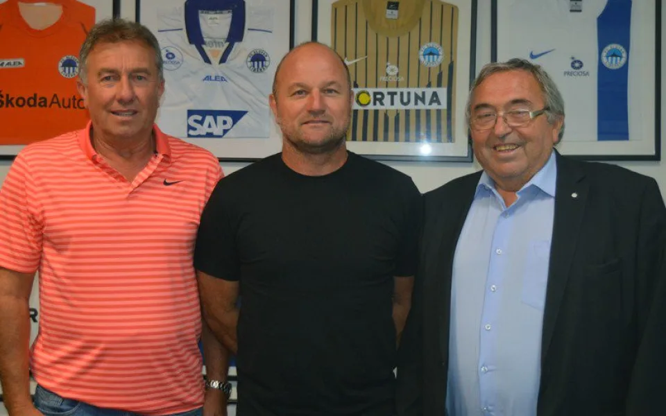 Pavel Hoftych (uprostřed) povede Slovan.