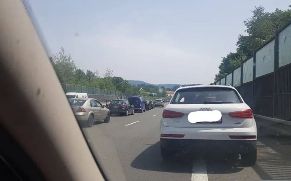 Kolona před nehodou.