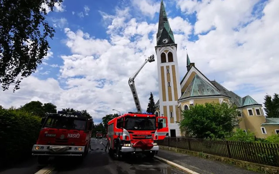Zásah hasičů v kostele.