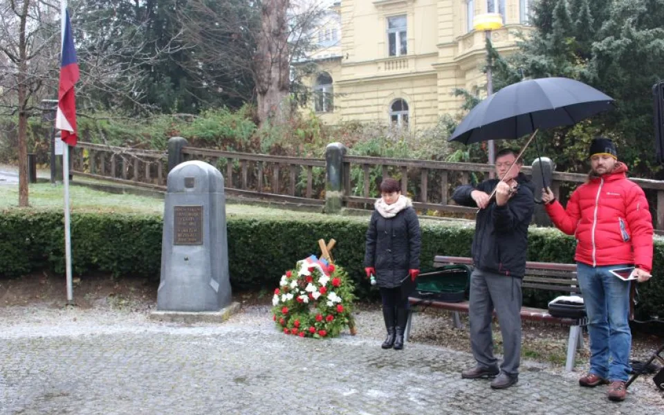Část lukášovského pomníku se nachází v parku Generála Mrázka v centru Jablonce.