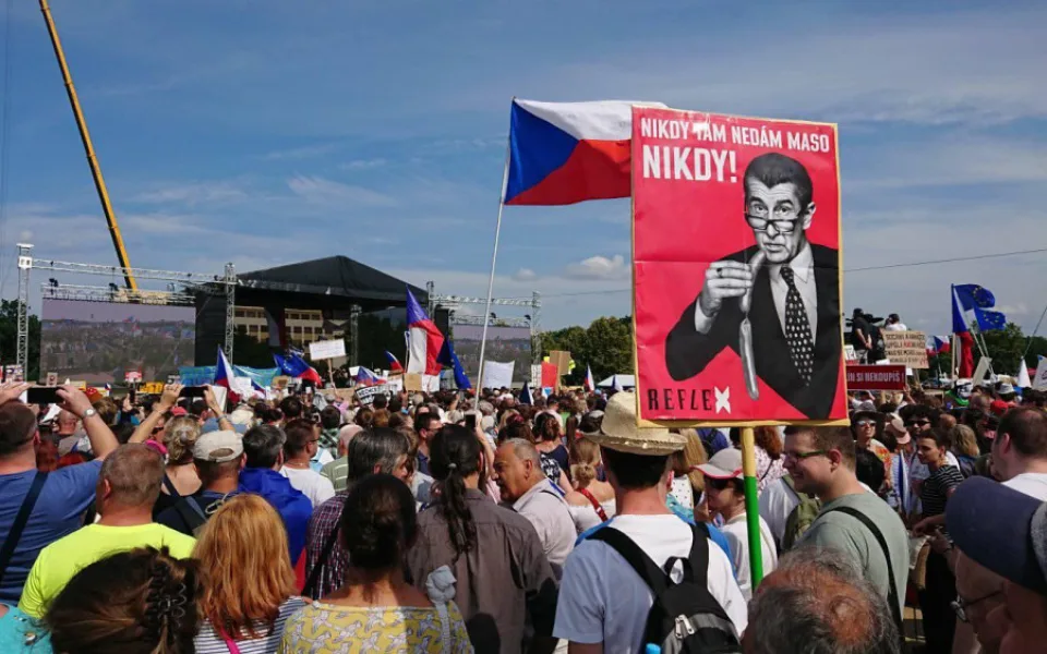 Foto z dnešní demonstrace na Letné.