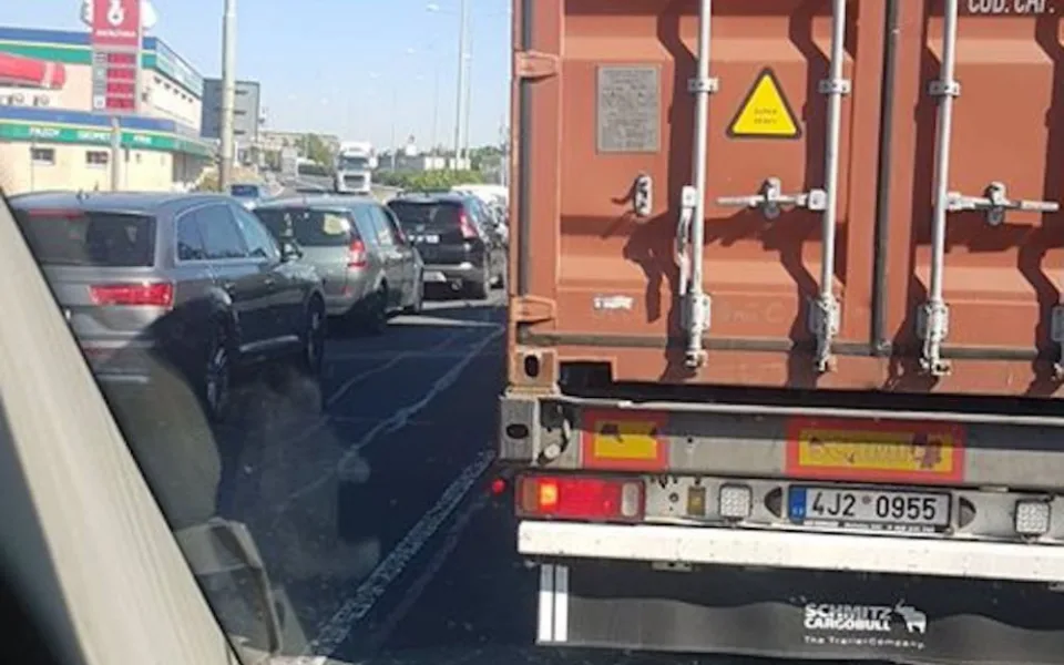 Průtah ve směru na Děčín je neprůjezdný.