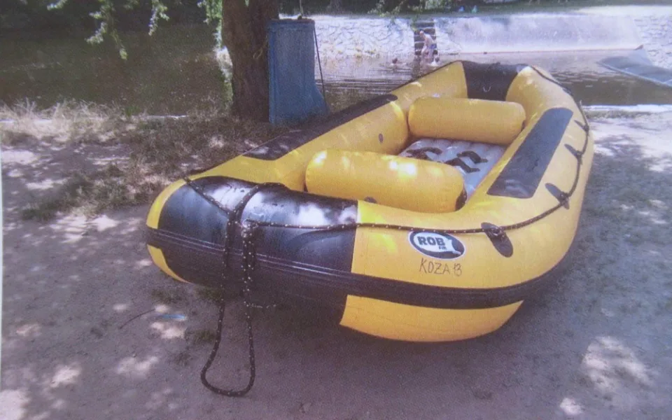 Zloděj ukradl raft.