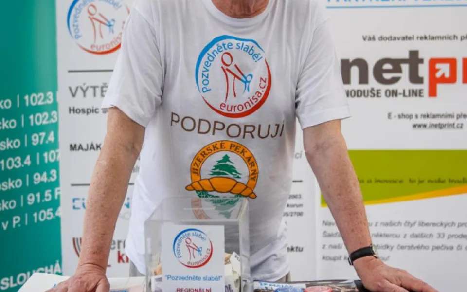 Patronem sbírky Pozvedněte slabé je Jiří Lábus.