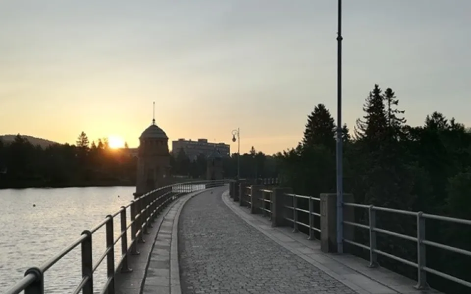 Hráz jablonecké přehrady se na rok zavře.
