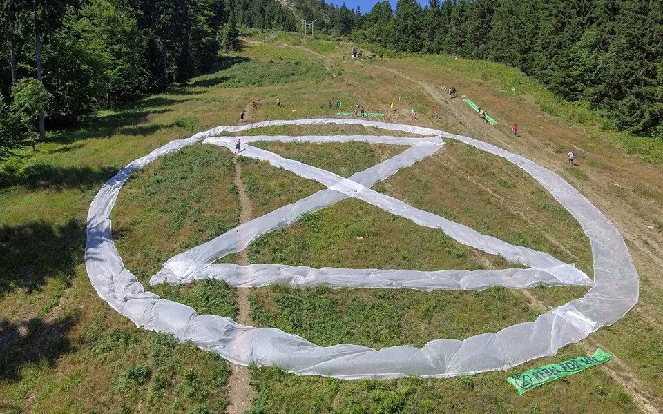 Na sjezdovce pod Ještědem se objevilo logo hnutí Extinction Rebellion