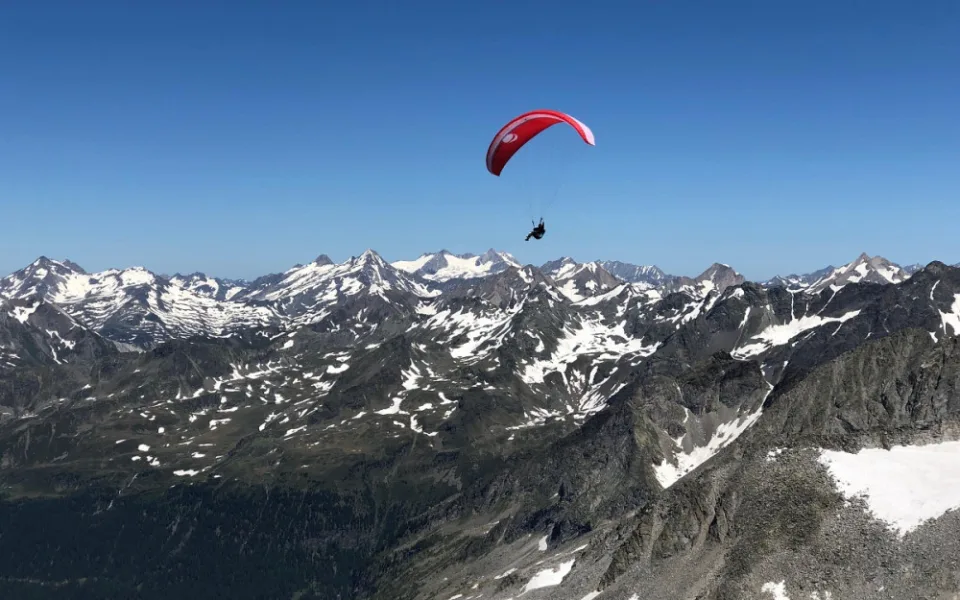 Pohledy, které se naskytnou při paraglidingu, jsou neskutečné.