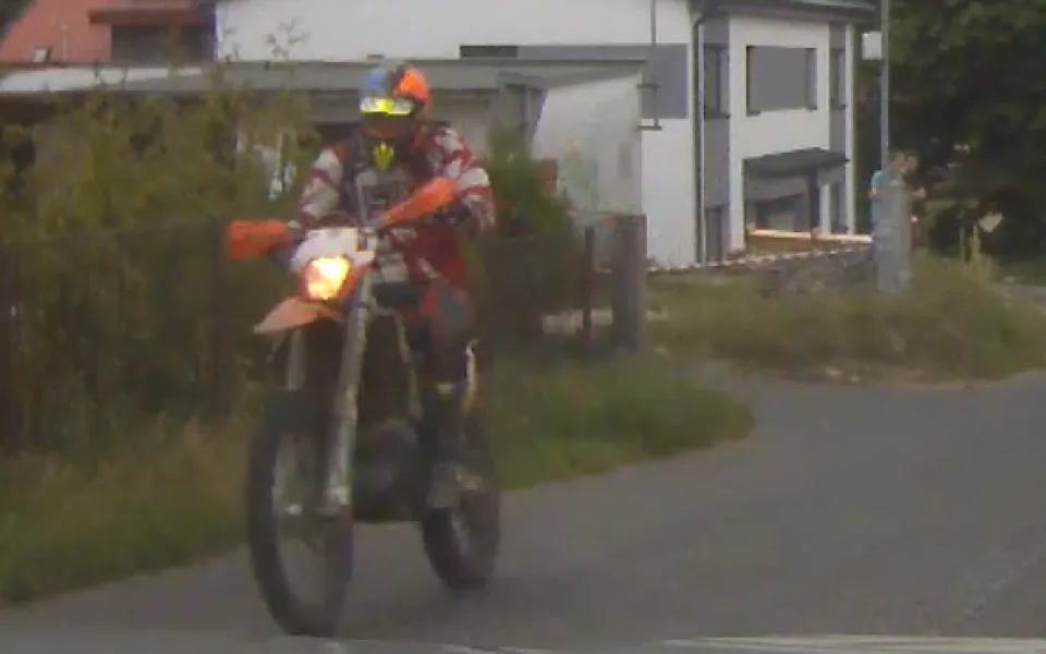 Motorkář najel do policisty.
