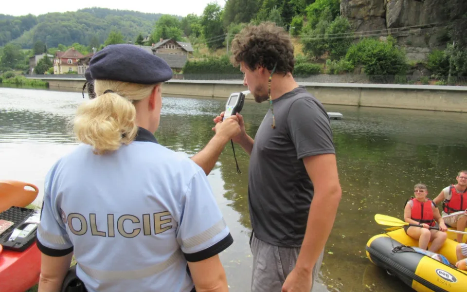 Policisté kontrolovali vodáky na Malé Skále.