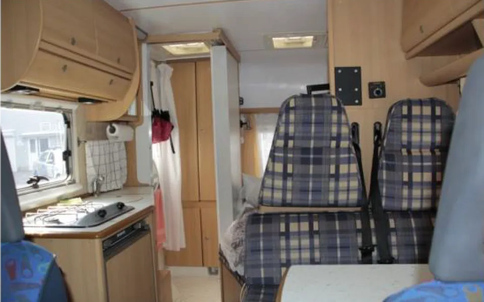 Vykradený karavan.