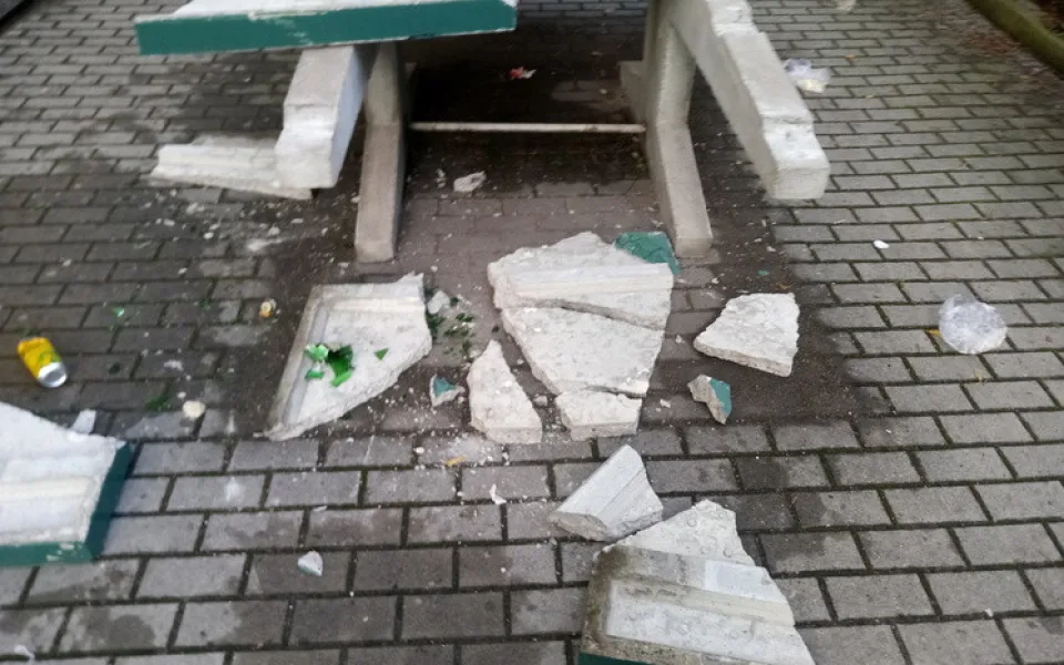 Takhle dopadl stůl po řádění výrostků.