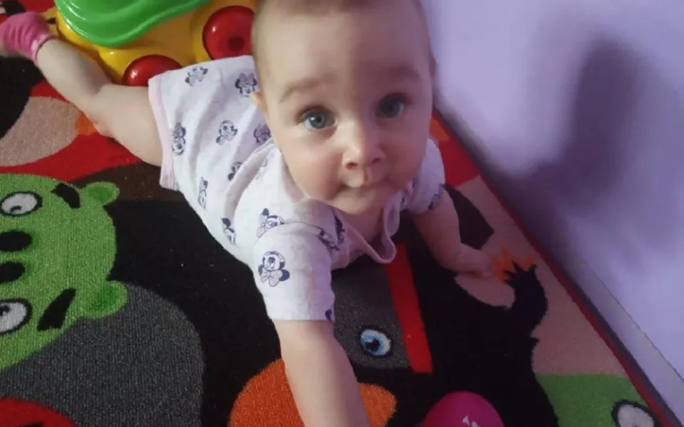 Nikolka, ač se narodila s vzácnou vadou, je krásná usměvavá holčička.