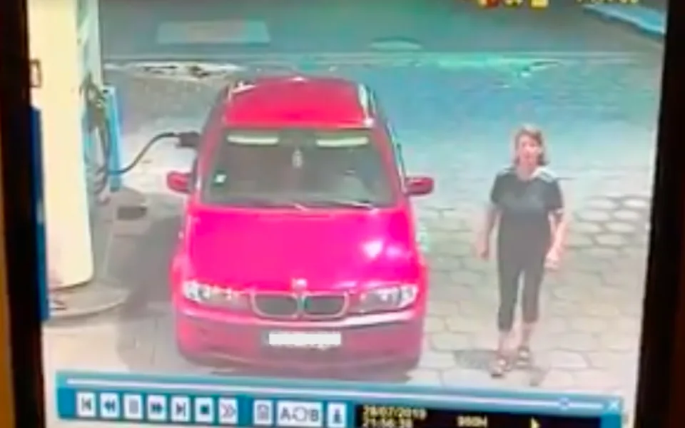 Auto na žitavské benzínce