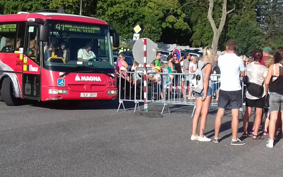Speciální autobusová linka Benátská odvozila bezmála 30 tisíc návštěvníků festivalu