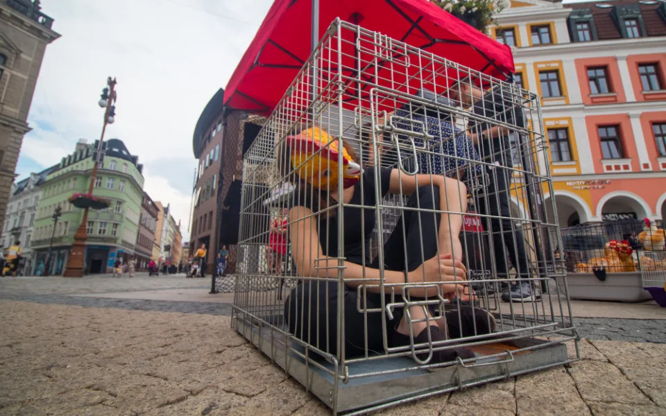 Dnešní akce na Benešáku zaměřená na boj proti klecovým chovům.