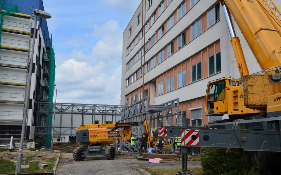 Instalace propojovacích chodeb.