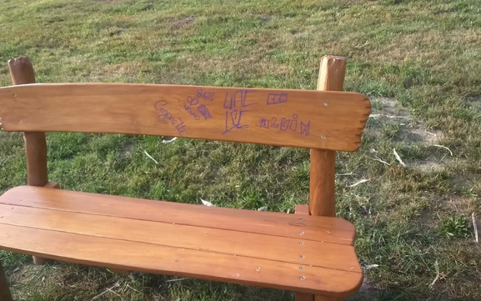 Poškozená lavička