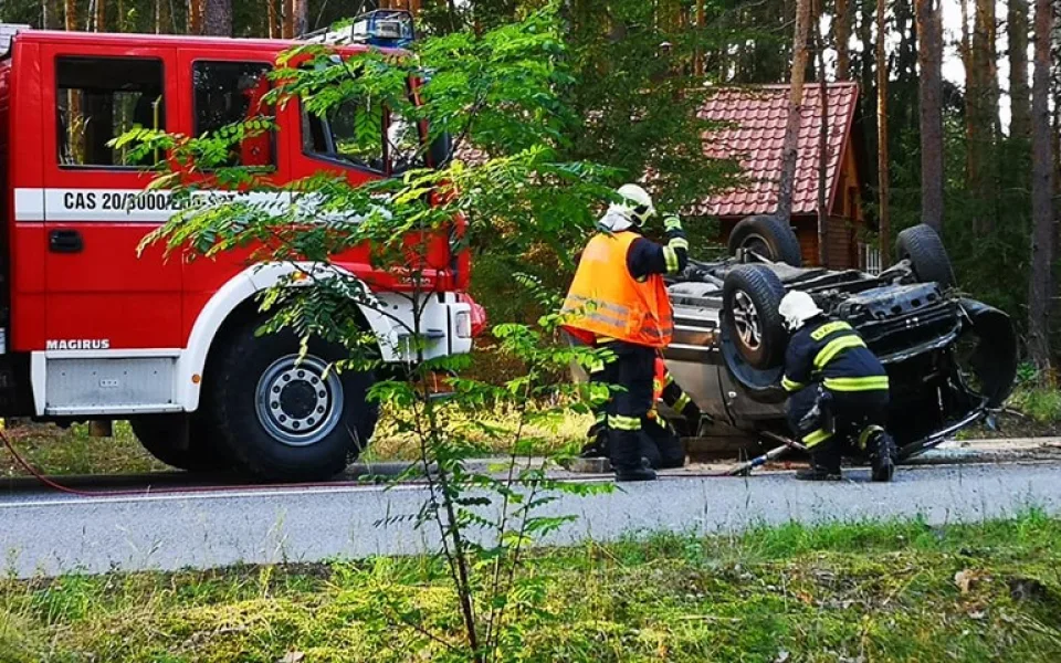 Řidič otočil auto na střechu.