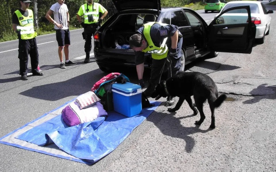 Policisté hledají drogy.