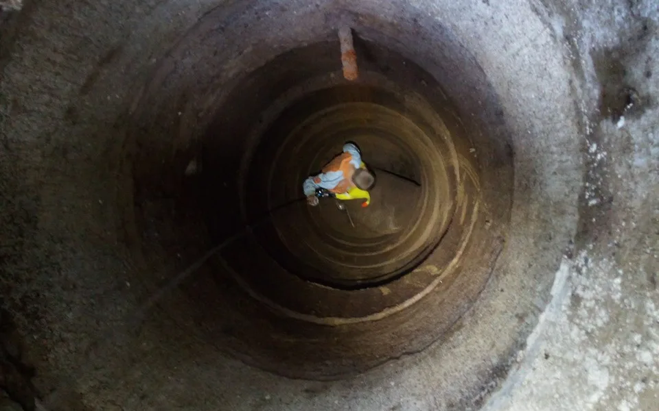 Chlapec spadl do studny.