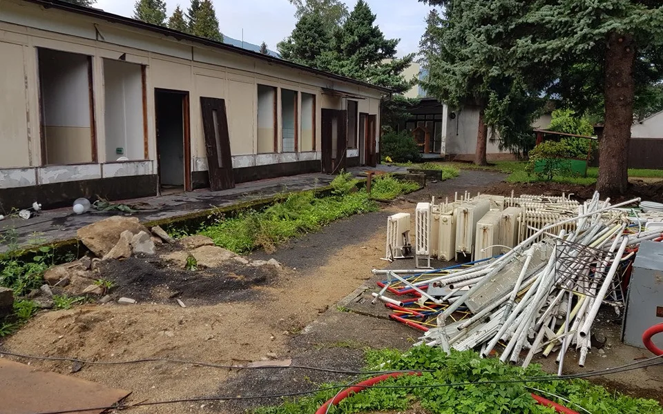 Stará školka prochází demolicí