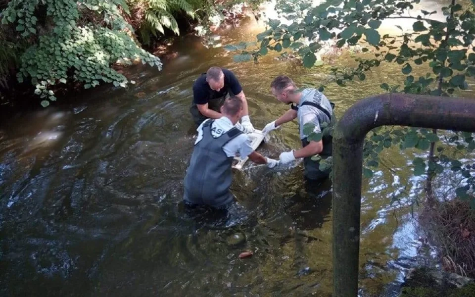 Hasiči z řeky tahali pračku.