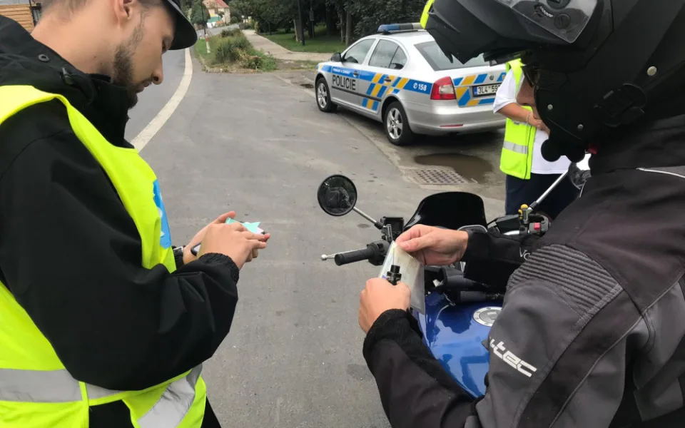 Policisté o víkendu opět kontrolovali řidiči i motorkáři.