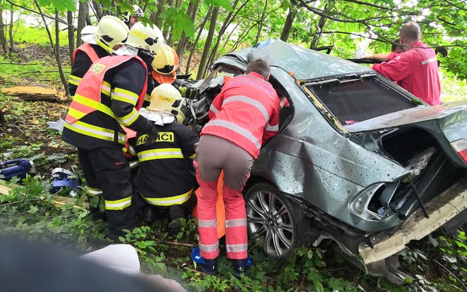 Auto vylétlo ze silnice.