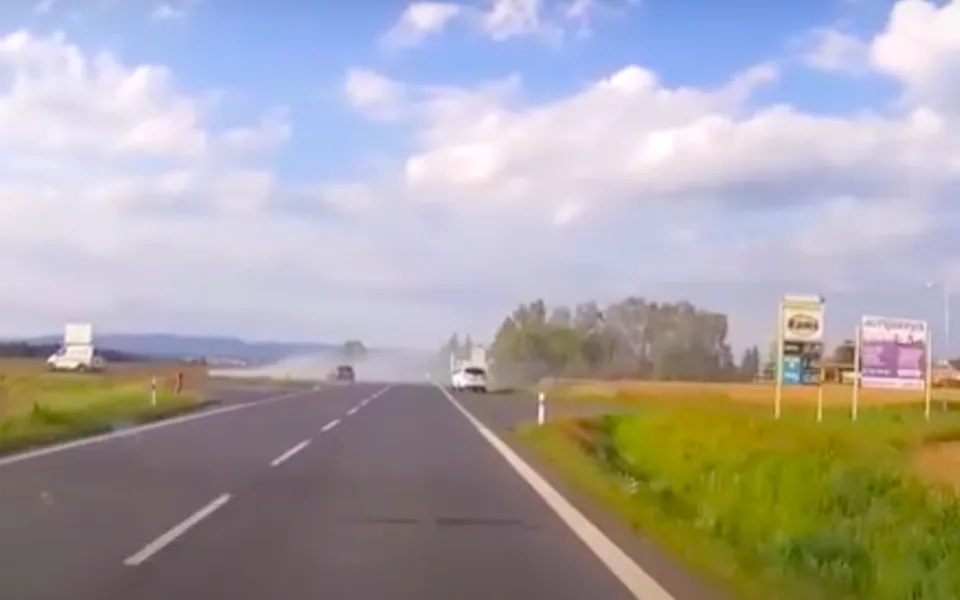 Hledá se řidič bílého SUV.