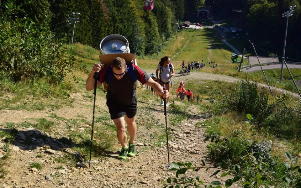 Vynášení piva na Ještěd