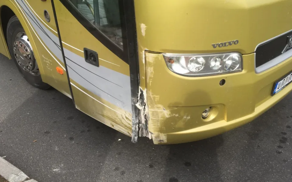 Autobus po nárazu.