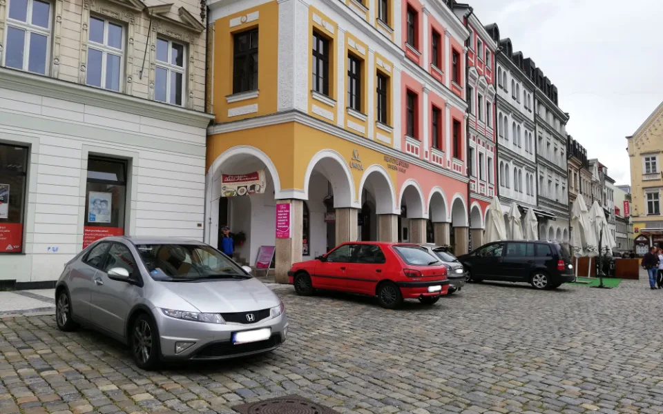 Stává se z Benešáku parkoviště? Zastavují tu nejen auta se zásobováním