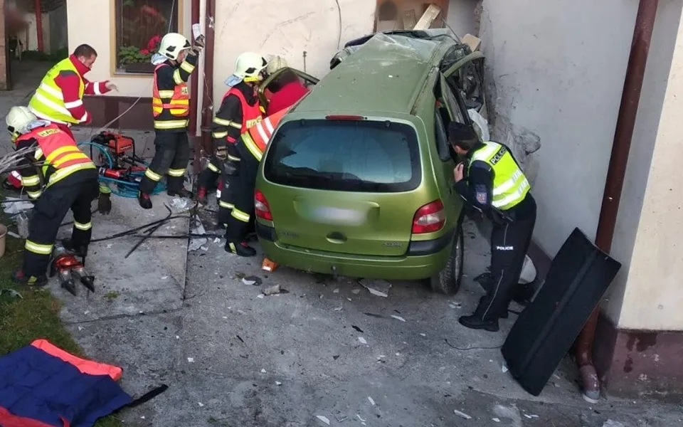 Auto narazilo do domu.