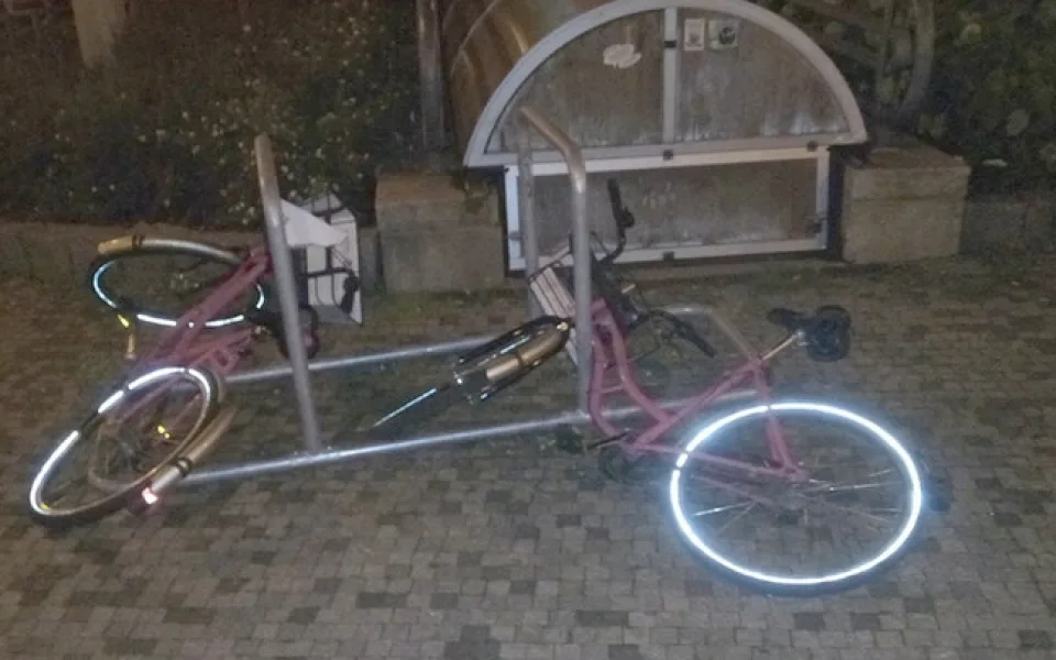 Mladíci se bavili kopání do sdílených kol.