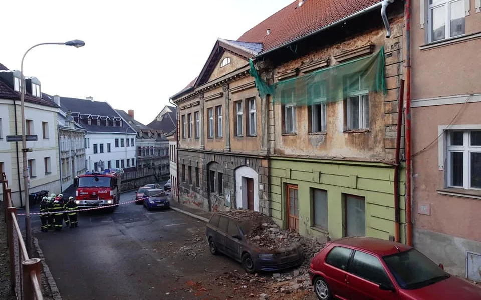 V jiráskově ulice spadla část zdi na auto.