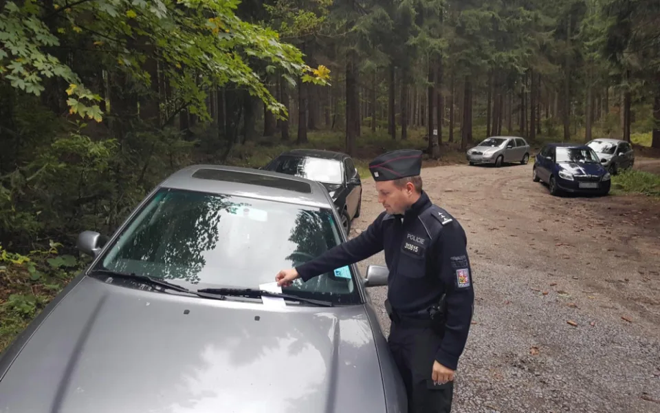 Policisté pokutovali houbaře.