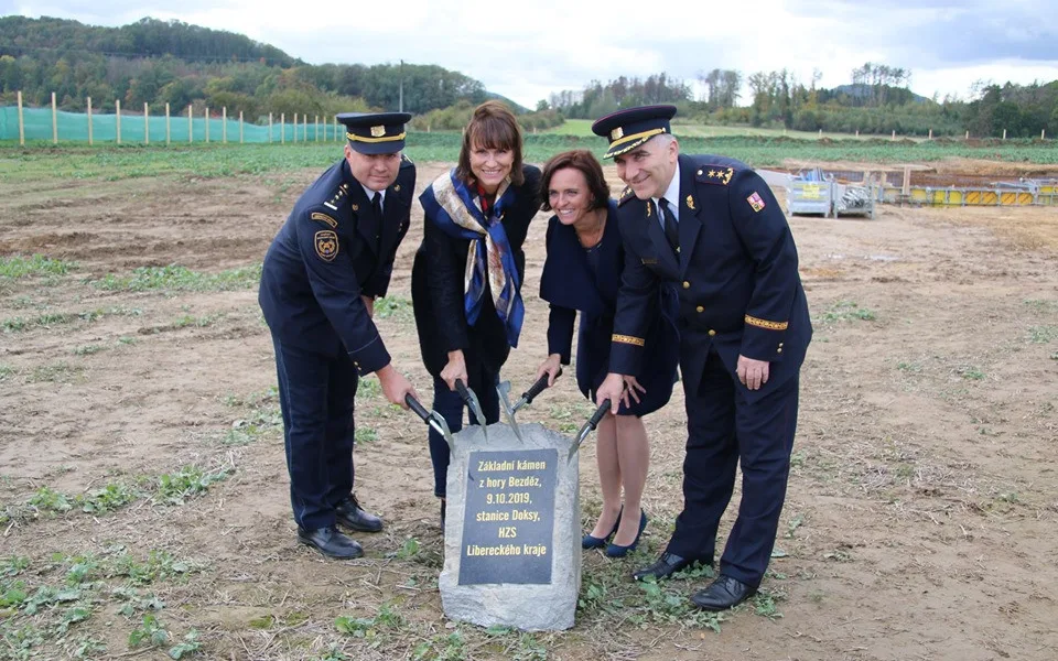 Včera proběhlo slavnostní poklepání na základní kámen nové stanice v Doksech.