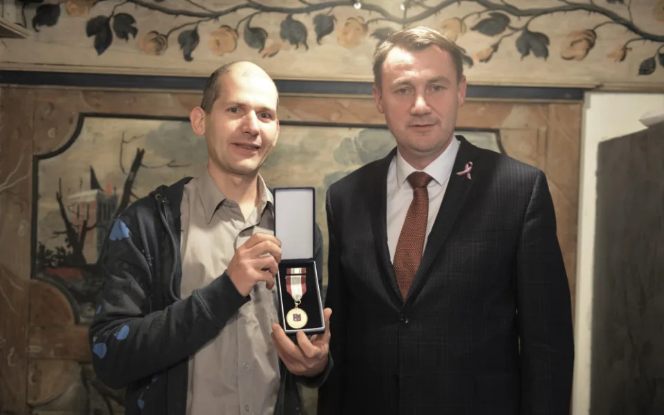 Ivo Raisr za svůj čin obdržel od hejtmana medaili.