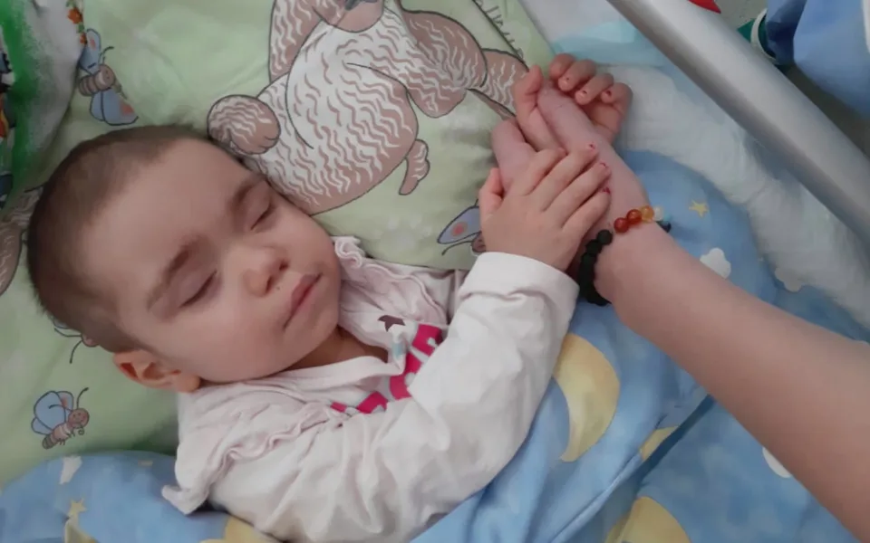 Tříletá Samantha potřebuje dárce kostní dřeně.